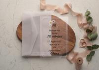 PROZIVNICA OD PLEXI PLASTIKE SA BELIM OKVIROM       79,00 RSDmodel-9221-Pozivnica za venčanje je dimenzije 135x193mm.Jednodelna je, izrađena je od plexi plastike sa belim okvirom i cvetnim detaljima.U kompletu ide bela koverta od paus papira.Može poslužiti kao pozivnica za venčanje i ostale svečanosti.